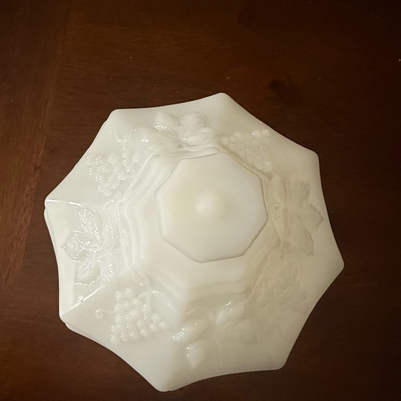 Vintage Anchor Hocking  Milk Glass Pedestal Covered Candy Dish Harvest Grape - Picture 2 of 11